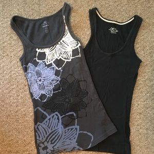 🌼FREE with bundle of 3+ items!🌼 Bundle of 2 tank tops
